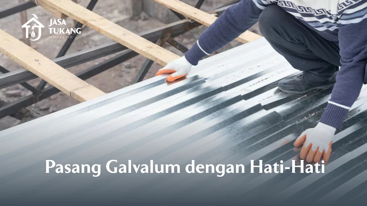 8. Pasang Galvalum dengan Hati-Hati 