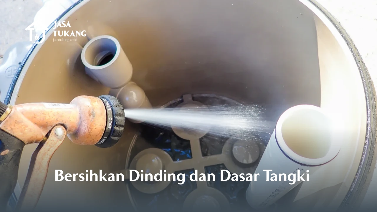 4. Bersihkan Bagian Dinding dan Dasar Tangki 